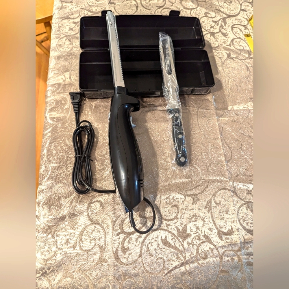 - - Hamilton Beach Electric Knife with Fork . In a case. EUC.  Still in Case.
